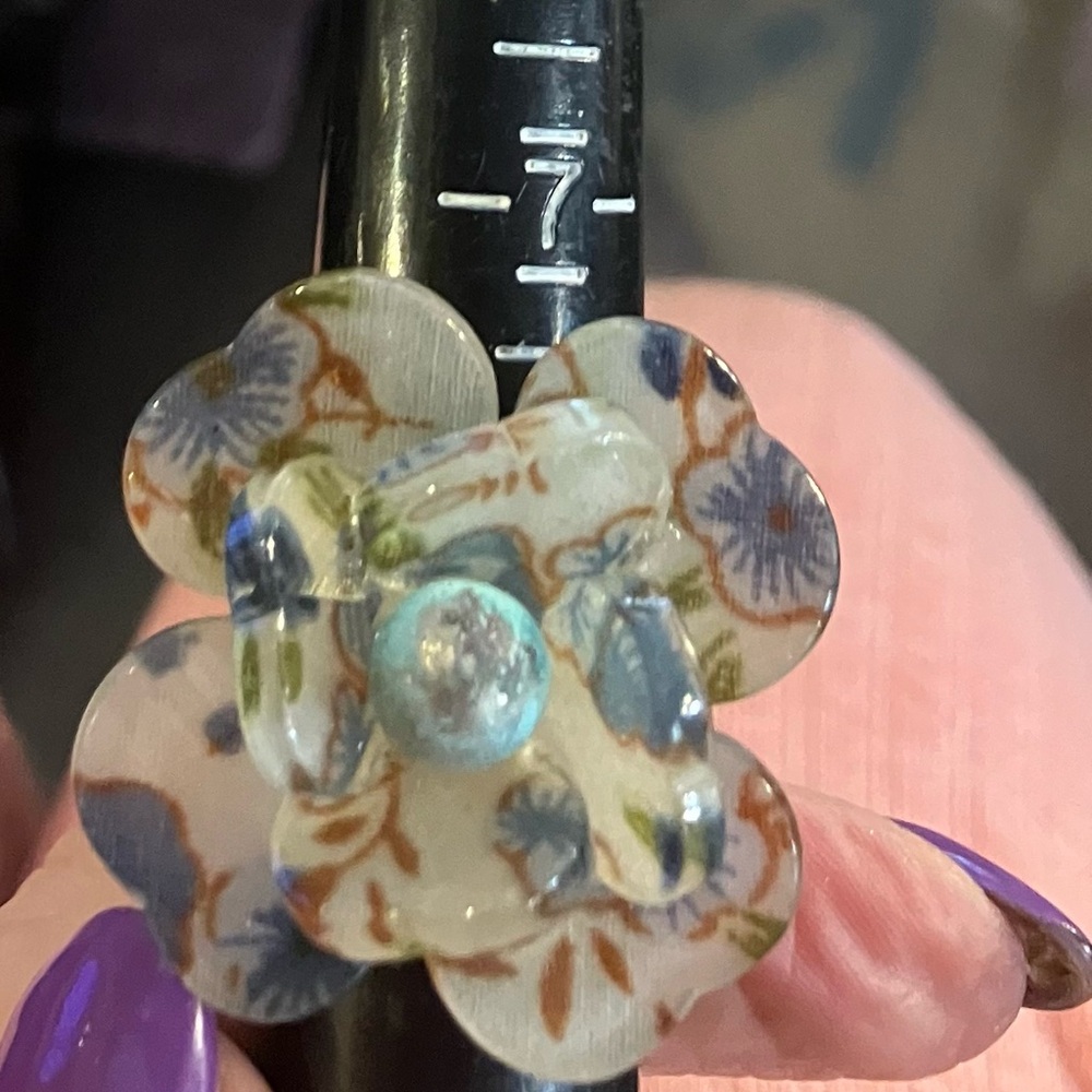 Vintage ring lucite 3D flower multi color huge adjusts sz - Picture 3 of 3